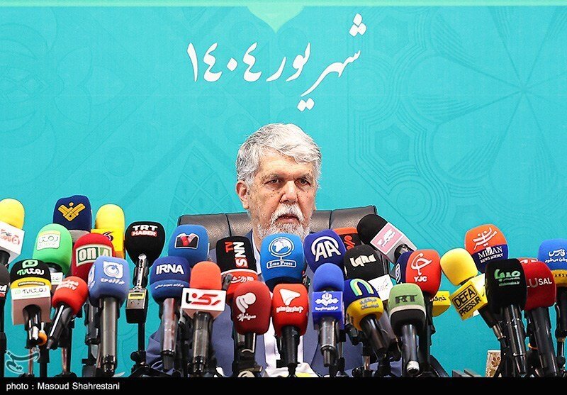 گرمای شدید و قطع برق در نشست وزیر فرهنگ | چهره مضطرب و نگران آقای وزیر!