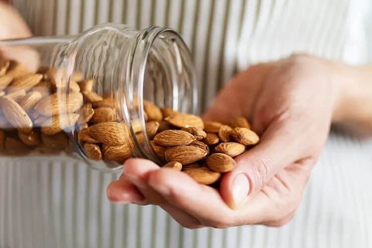 چرا کودکان باید با این آجیل روز خود را شروع کنند؟ بادام