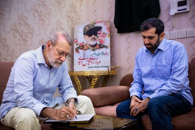 دیدار لاریجانی با خانواده شهیدان محرابی و شادمانی لاریجانی