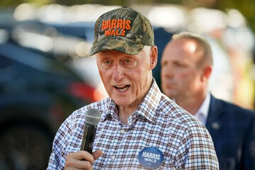 تصویر جنجالی از بیل کلینتون در استخر اپستین | تصاویر