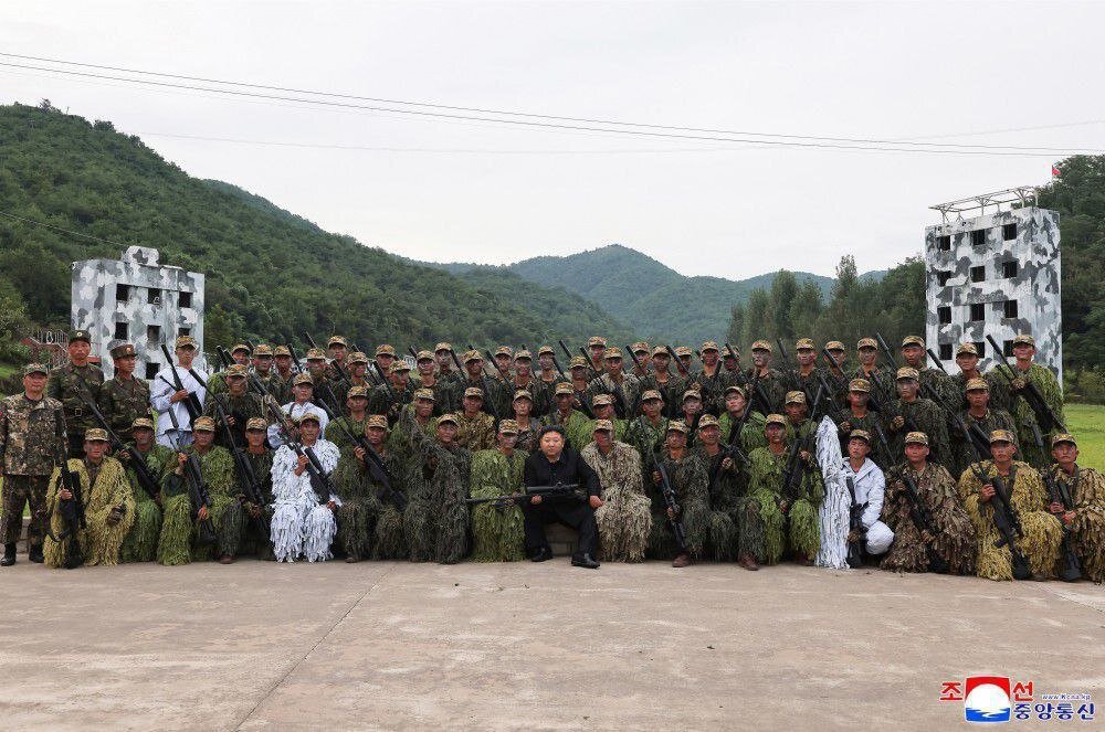 عکس یادگاری کیم با تک تیراندازان | معرفی نسخه جدیدی از تفنگ SSG-08 در ارتش کره شمالی | تصاویر