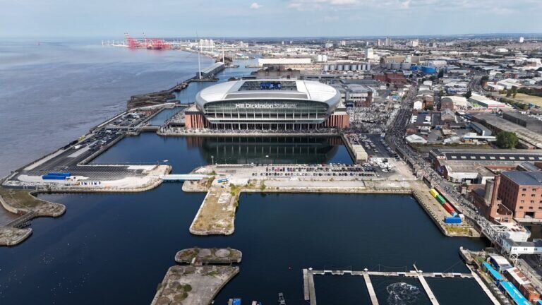 معماری در اوج؛ افتتاح ورزشگاه آبیها که روی آب ساخته شد | تصاویر