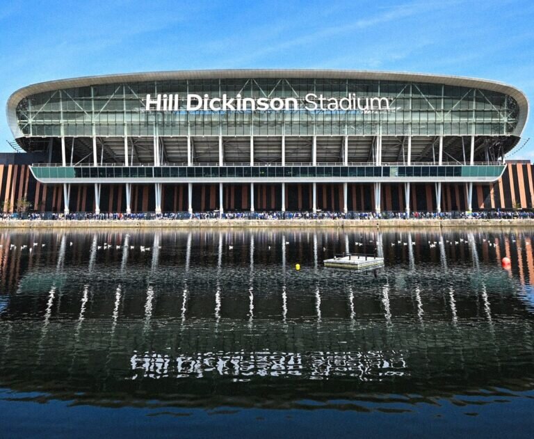 معماری در اوج؛ افتتاح ورزشگاه آبیها که روی آب ساخته شد | تصاویر