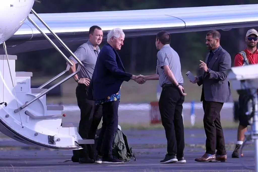 نگرانیها از سلامت بیل کلینتون ۷۹ ساله پس از مشاهده او با دفیبریلاتور | تصاویر