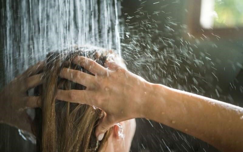 چند بار در هفته حمام کنیم تا موهایمان نریزد؟