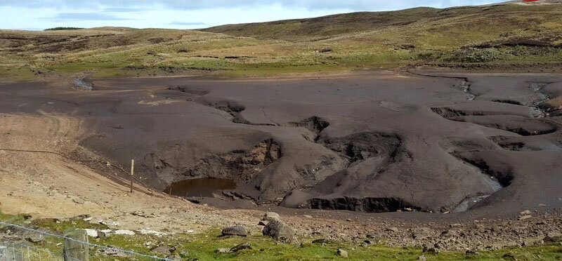 این دریاچه سوراخ، در طول روز پر و خالی میشود | عکس