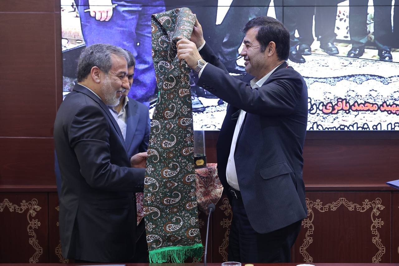 شال پهلوانی بر گردن عراقچی | تصاویر