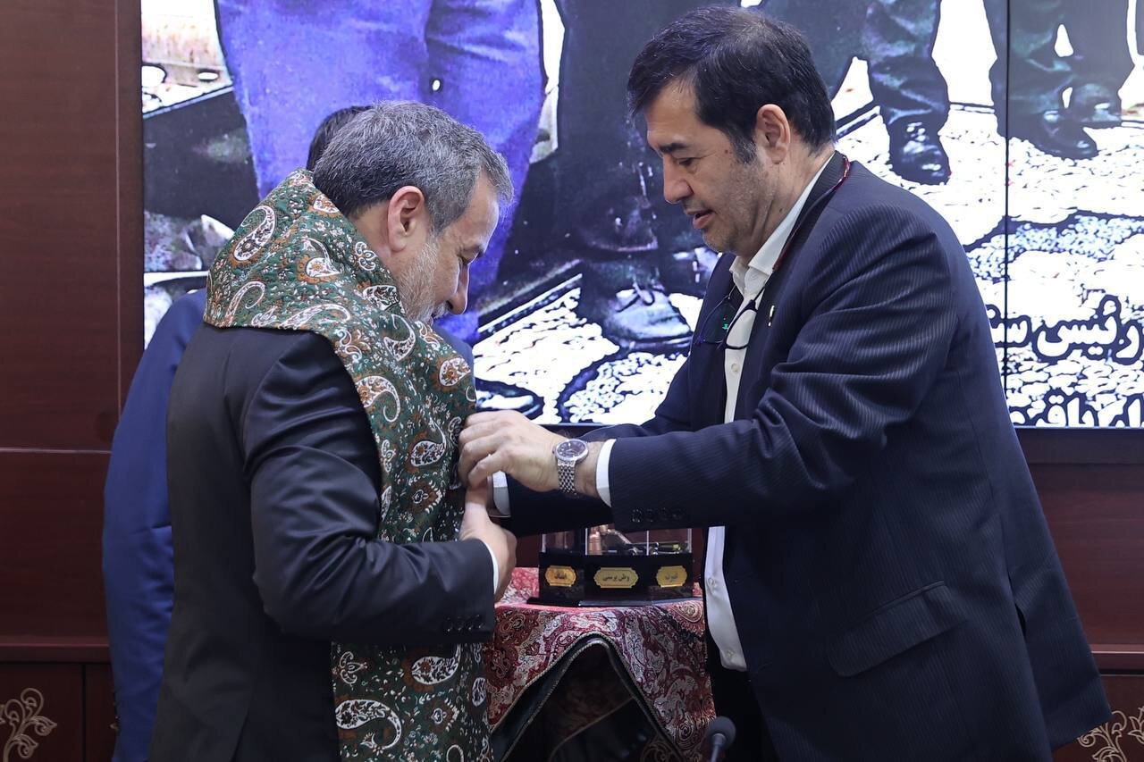 شال پهلوانی بر گردن عراقچی | تصاویر