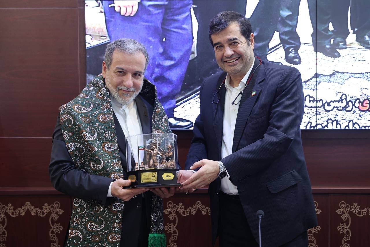 شال پهلوانی بر گردن عراقچی | تصاویر