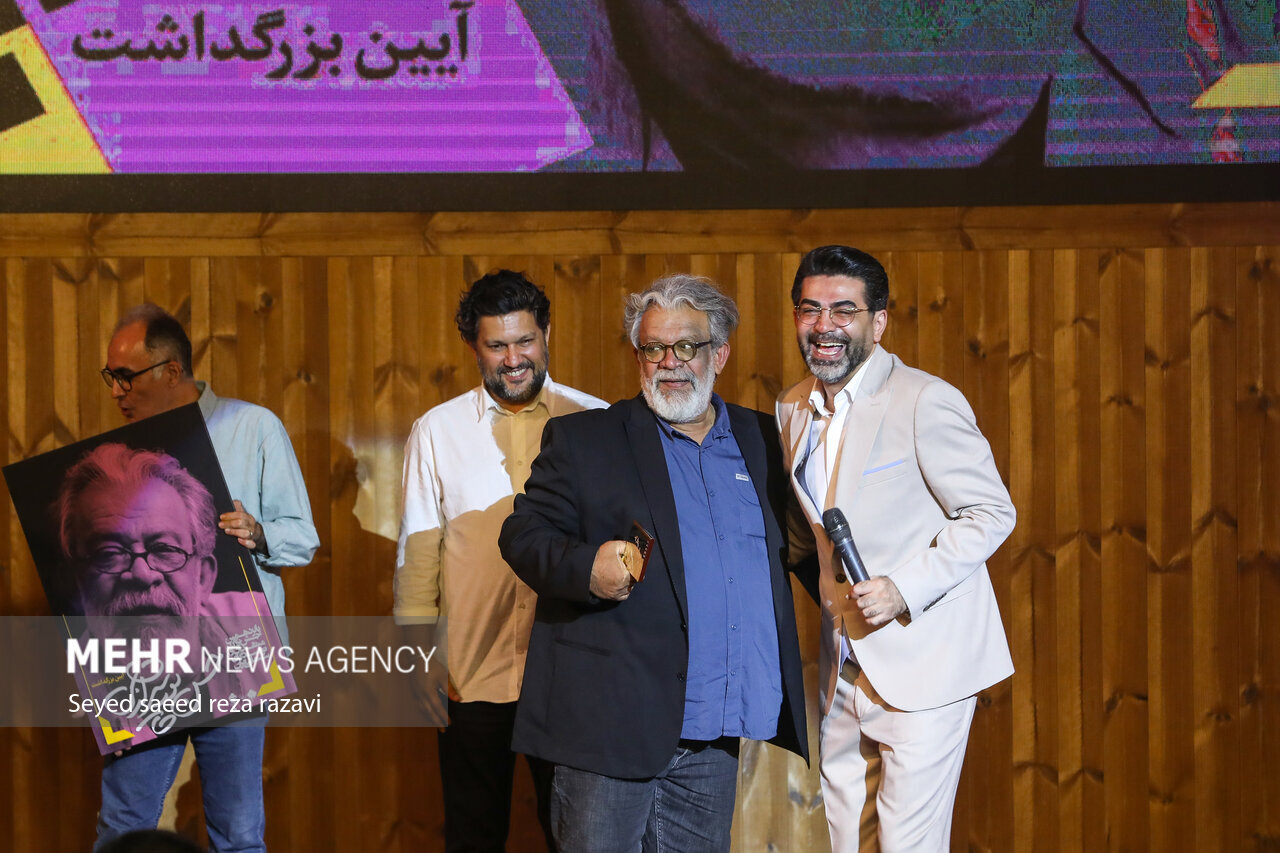 تصاویری از لحظه تجلیل از حسن پورشیرازی در مراسم پانزدهمین جشن منتقدان و نویسندگان سینمای ایران