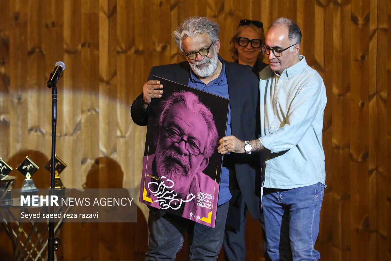 تصاویری از لحظه تجلیل از حسن پورشیرازی در مراسم پانزدهمین جشن منتقدان و نویسندگان سینمای ایران