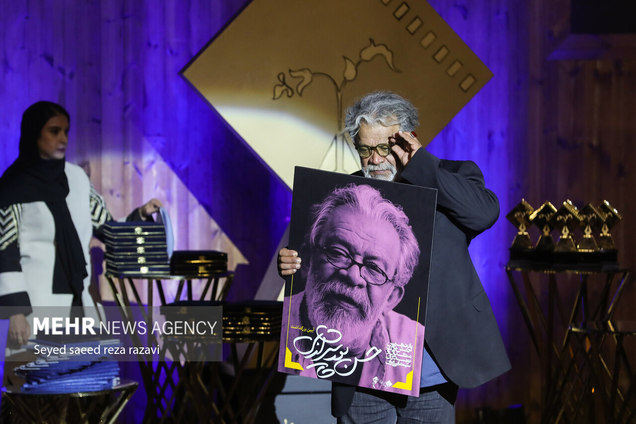 تصاویری از لحظه تجلیل از حسن پورشیرازی در مراسم پانزدهمین جشن منتقدان و نویسندگان سینمای ایران
