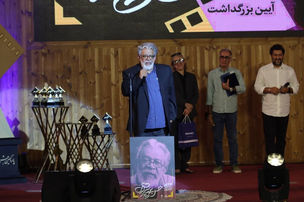 تصاویری از لحظه تجلیل از حسن پورشیرازی در مراسم پانزدهمین جشن منتقدان و نویسندگان سینمای ایران