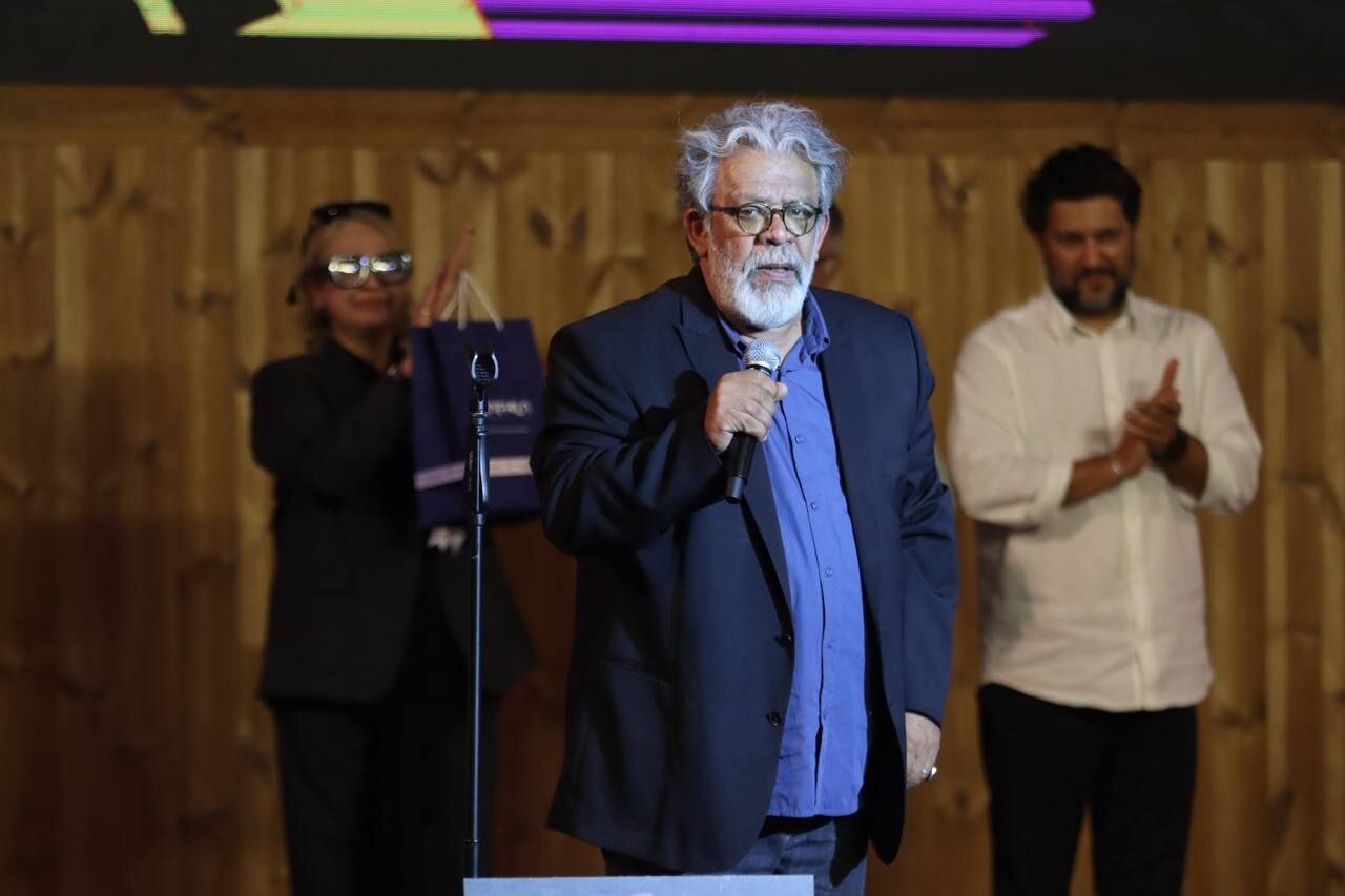 تصاویری از لحظه تجلیل از حسن پورشیرازی در مراسم پانزدهمین جشن منتقدان و نویسندگان سینمای ایران