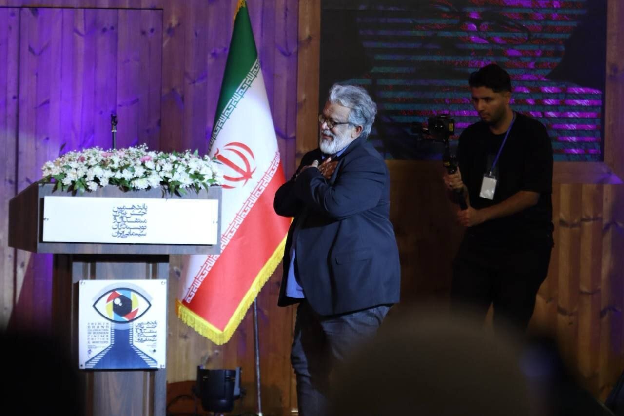 تصاویری از لحظه تجلیل از حسن پورشیرازی در مراسم پانزدهمین جشن منتقدان و نویسندگان سینمای ایران