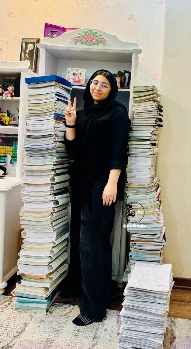 همشهری آنلاین – تصویر جالب از نفر ۱۰ کنکور ریاضی و کتابهایش همشهری آنلاین – تصویر جالب از نفر ۱۰ کنکور ریاضی و کتابهایش