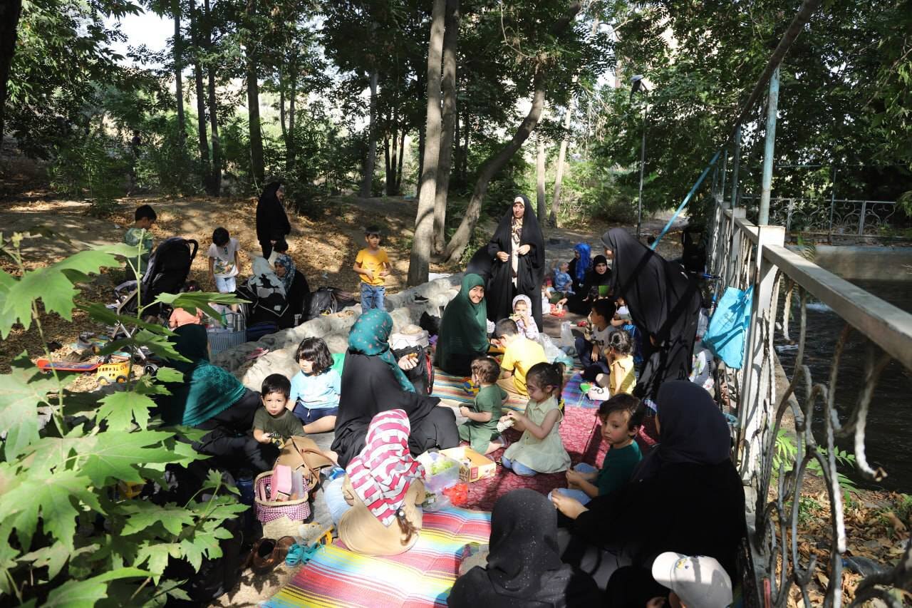 راه ساده ١٤٠٠ مادر برای تفریح بچهها | یک روز با مادران طبیعتگرد که کودکانشان را از بازی در آپارتمانهای کوچک نجات میدهند