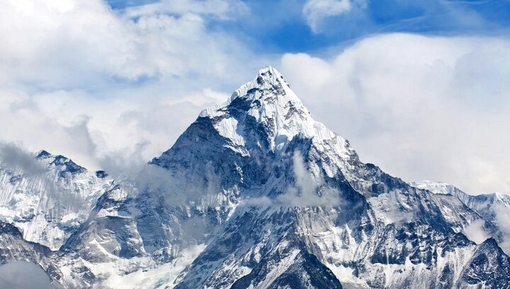 سقوط کوهنورد به شکاف عمیق ۶۰ متریِ اورست + ویدئو