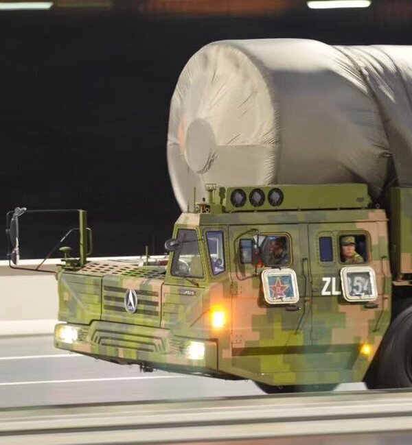 این رژه نظامی معادلات منطقهای و جهانی را دگرگون میکند/عکس