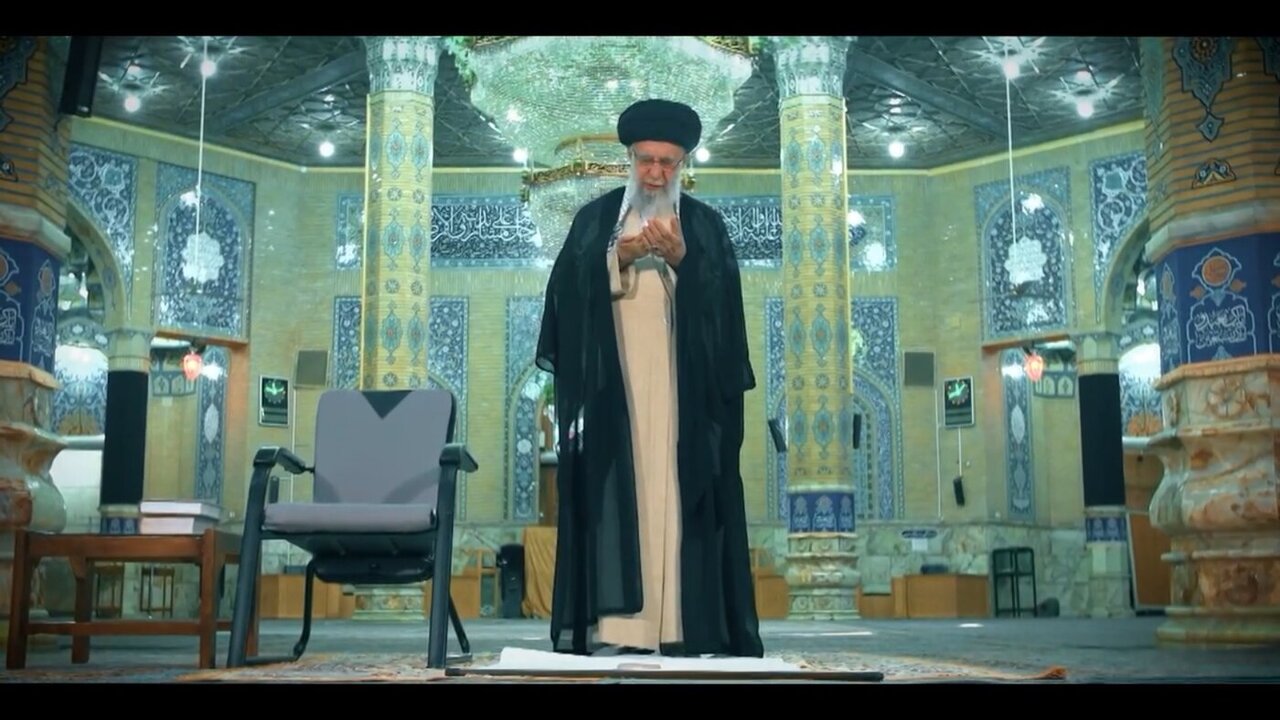 محراب جمکران؛ لحظاتی از حضور رهبر انقلاب در مسجد مقدس جمکران 