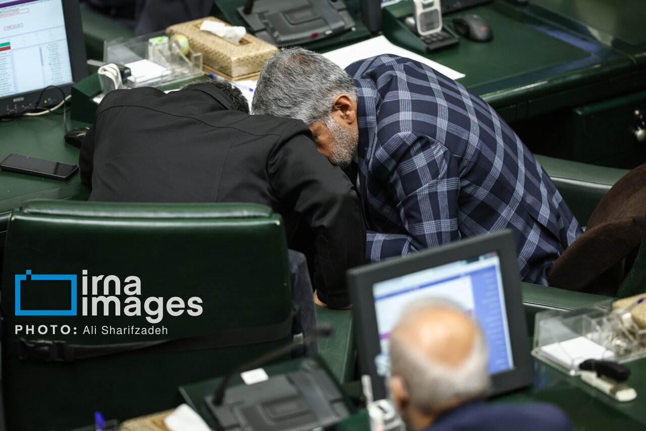 از نشستن جالب روی صندلی تا حرفهای در گوشی | حواشی جلسه علنی مجلس