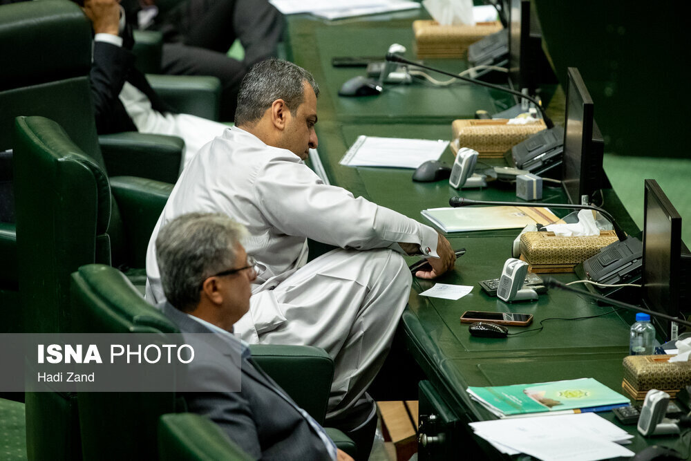 از نشستن جالب روی صندلی تا حرفهای در گوشی | حواشی جلسه علنی مجلس