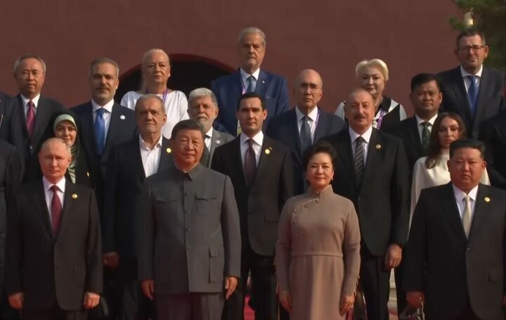 عکسی از پزشکیان به همراه دخترش در مراسم رژه چین