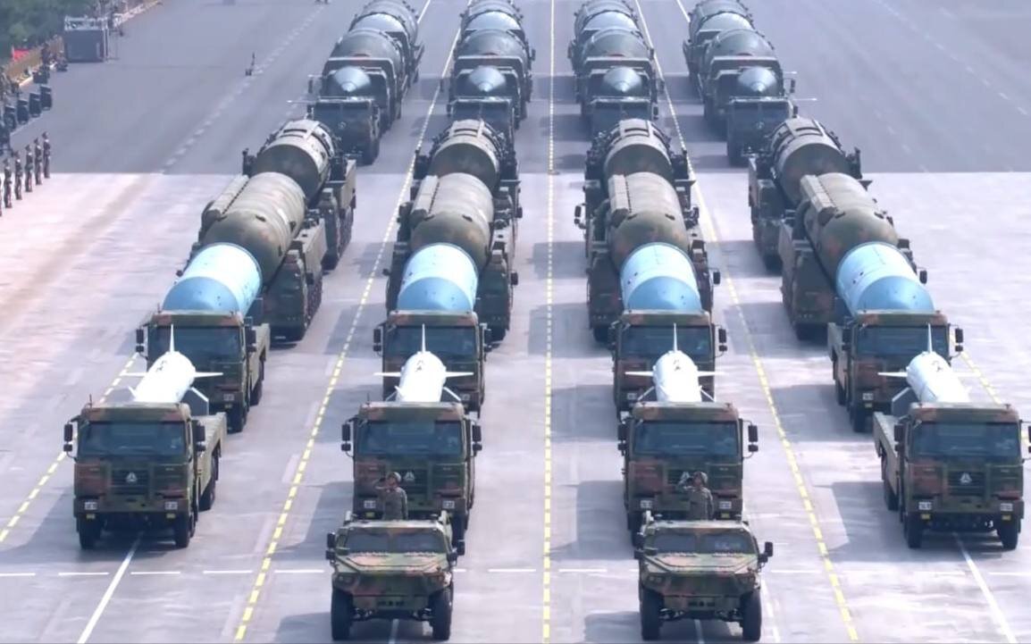 قاتل ناوهای هواپیمابر به صحنه آمد+ تصاویر؛ قدرت نمایی پیش چشم جهانیان | رونمایی از «قدرت هستهای سه گانه» برای نخستین بار؛ جزئیات رژه بزرگ چین