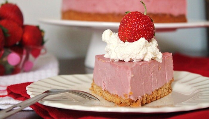 دسر پنیر و توت فرنگی؛ دسری خوشمزه با لایه های پنیر و میوه و ژله!