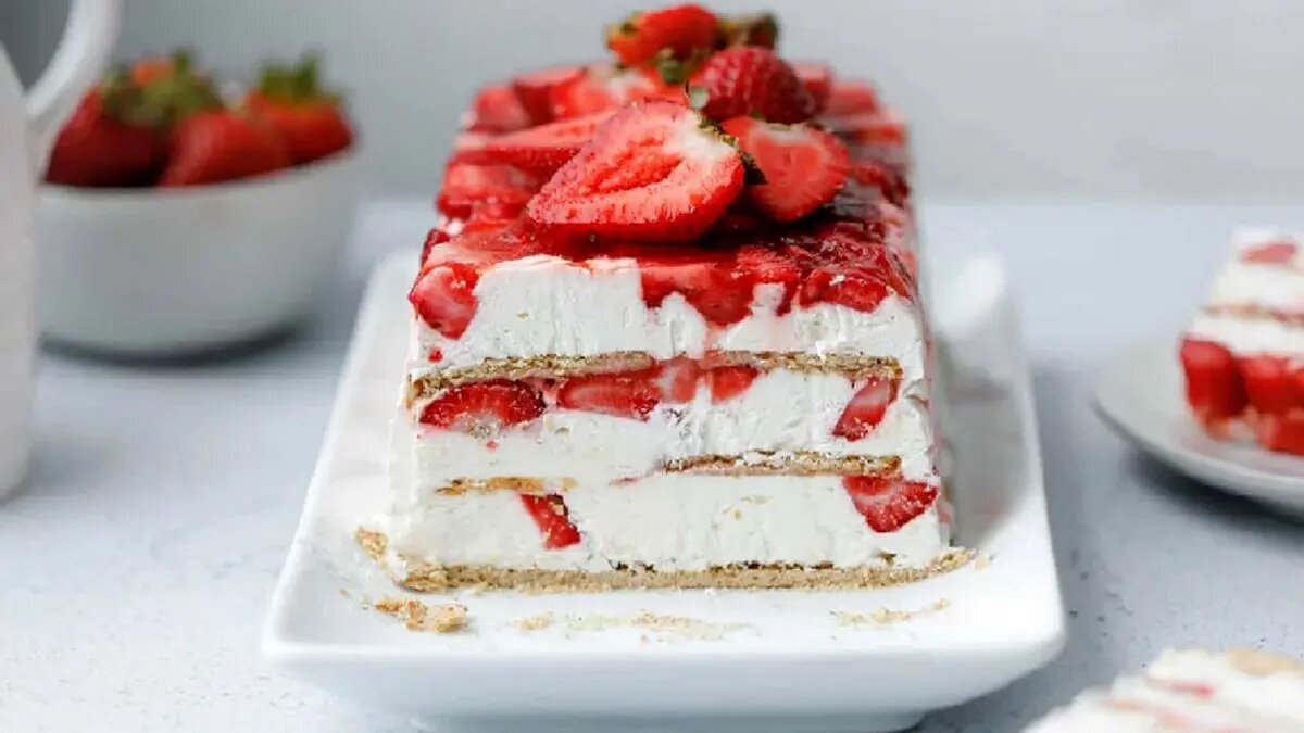 دسر پنیر و توت فرنگی؛ دسری خوشمزه با لایه های پنیر و میوه و ژله!