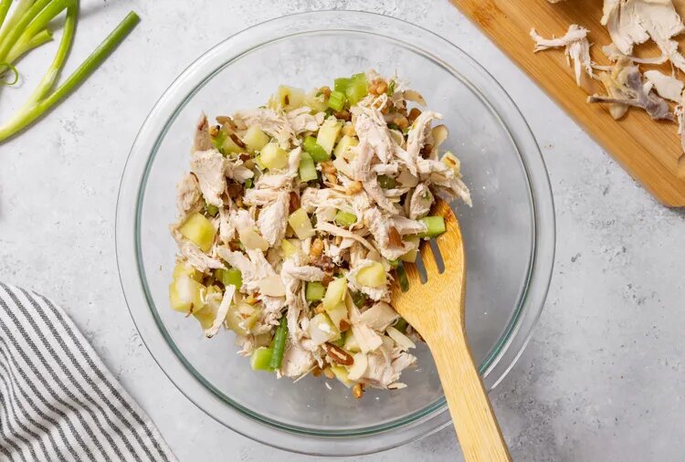 سالاد مرغ ؛ سرشار از پروتئین و مغزها + روش تهیه