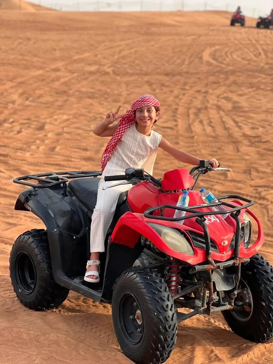 بیرانوند با همسر و فرزندانش در صحرای دبی | تصاویر