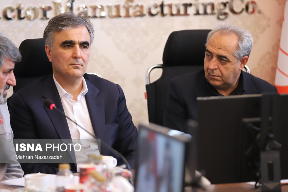 تراکتورسواری رئیس کل بانک مرکزی | تصاویر