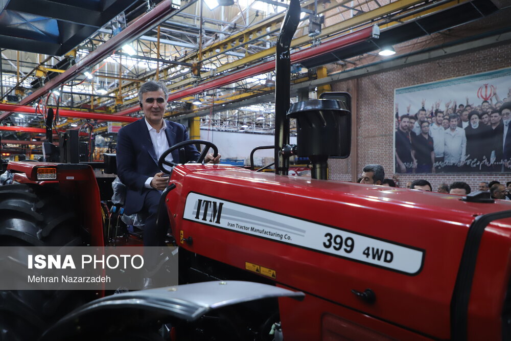 تراکتورسواری رئیس کل بانک مرکزی | تصاویر