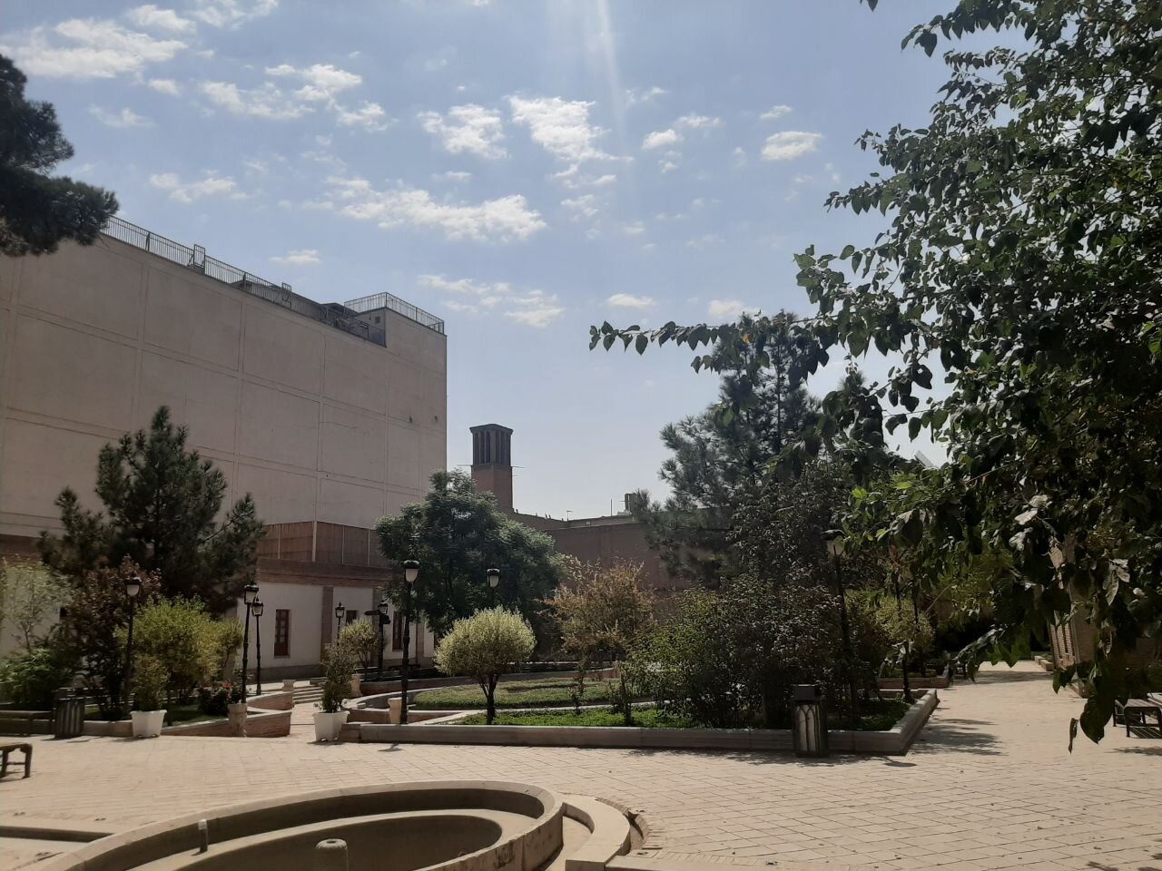 نمایش بادگیرها در لاله‌زار تهران 