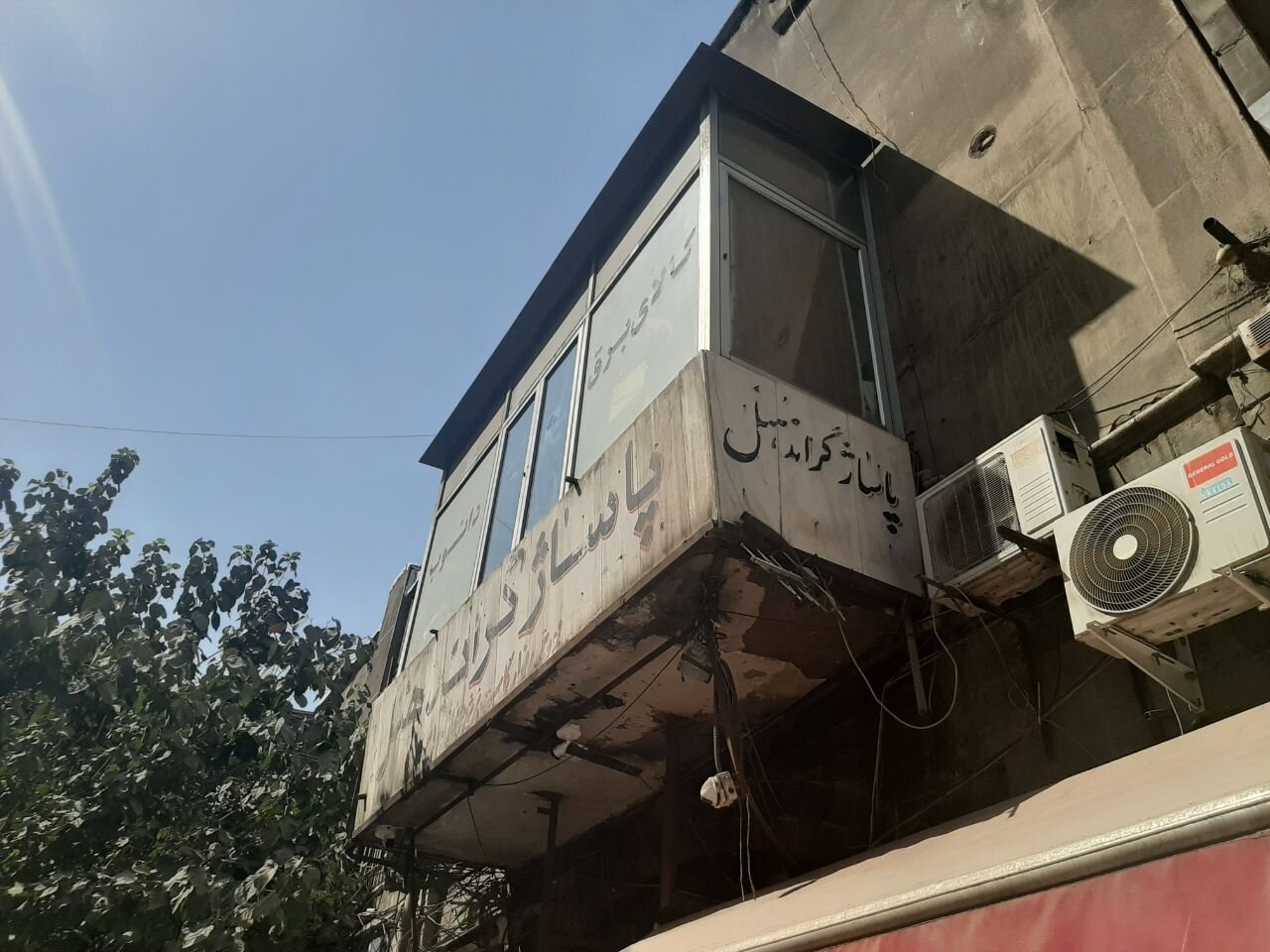 نمایش بادگیرها در لاله‌زار تهران 