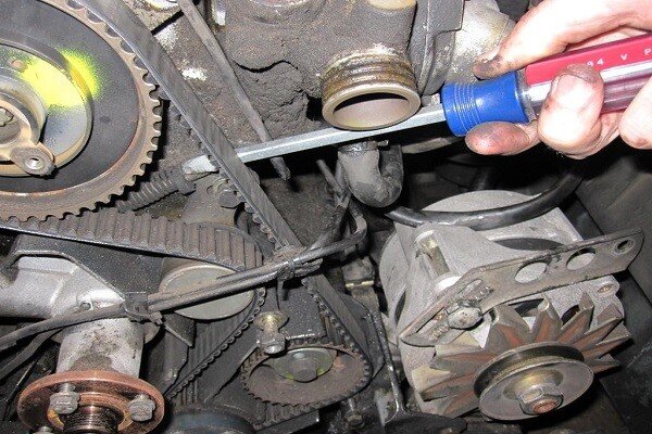 بهترین زمان برای تعویض تسمه دینام خودرو