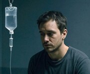 اتفاق ترسناک در یزد؛ بیمار زیر سرم را رها و درهای درمانگاه را قفل کردند! + فیلم