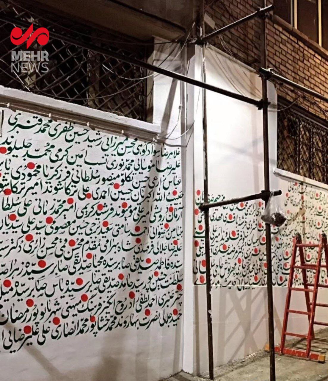 خوشنویسی اسامی شهدا در محل اصابت موشک اسرائیل | ببینید