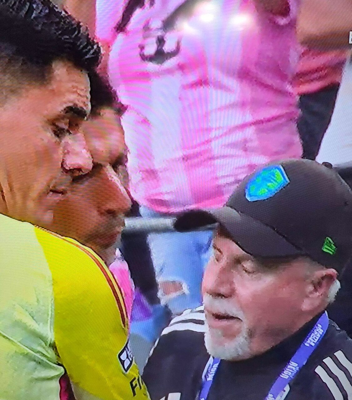 وقتی سوارز آب دهانش را پرتاب کرد! + ویدئو | لحظه شکار یک رفتار غیراخلاقی توسط دوربینهای تلویزیونی