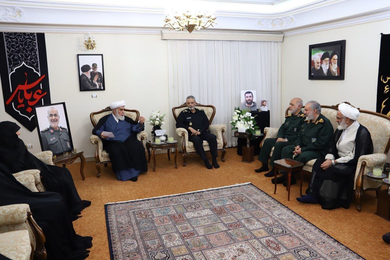 حضور فرمانده جدید قرارگاه مرکزی خاتم الانبیا(ص) در منزل شهید سلامی+ تصاویر