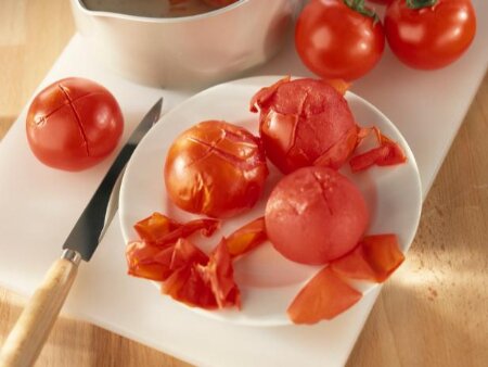 پوست گوجه فرنگی را چطور بکنیم؟ ؛ خواص بی نظیر گوجه فرنگی برای بدن