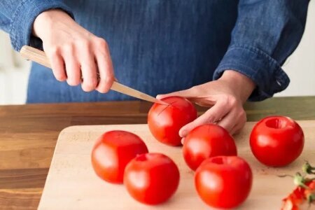 پوست گوجه فرنگی را چطور بکنیم؟ ؛ خواص بی نظیر گوجه فرنگی برای بدن