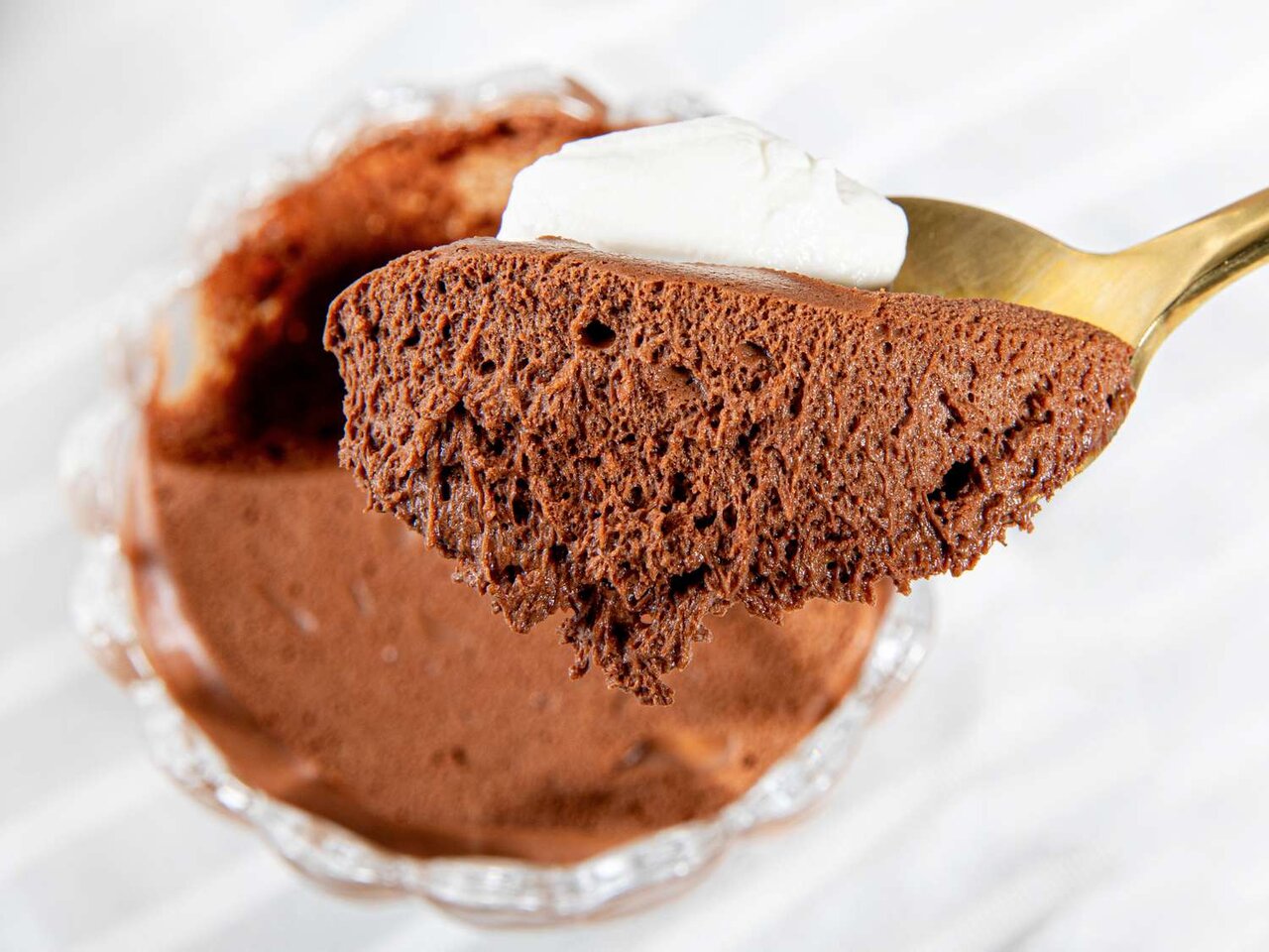 دسر شکلاتی ساده و سریع + روش تهیه | نکات مهم برای فرم دادن خامه را بدانید دسر شکلاتی Chocolate dessert