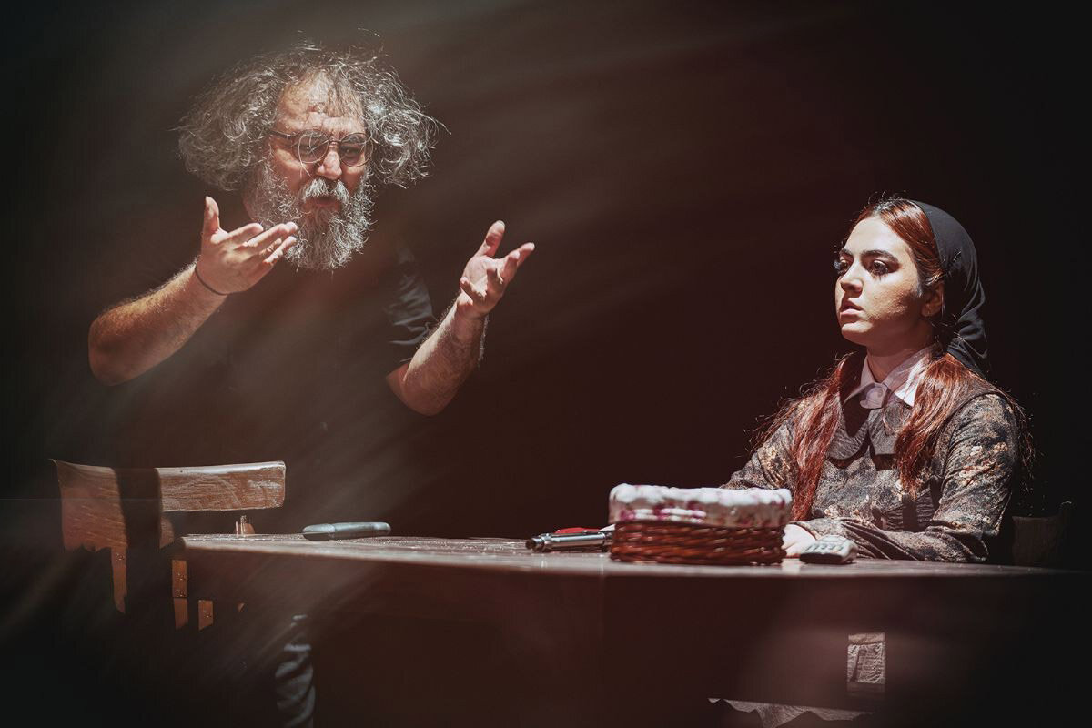 « برزمین میزندش» پرفروش ترین نمایش سالن های دولتی و خصوصی