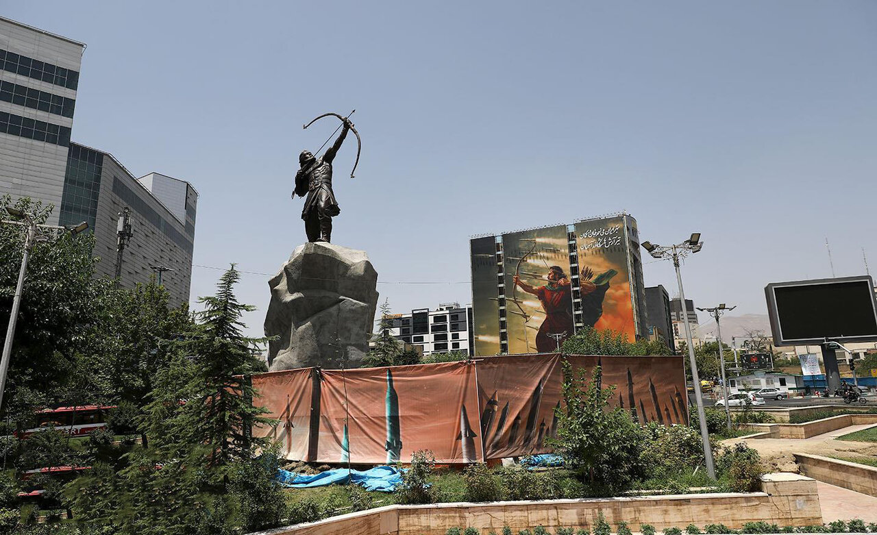 تندیس فردوسی چطور از ریزش ساختمان های اطراف در امان می ماند؟ | منابع مالی برای حفاظت از مجسمه های شهری کافی نیست