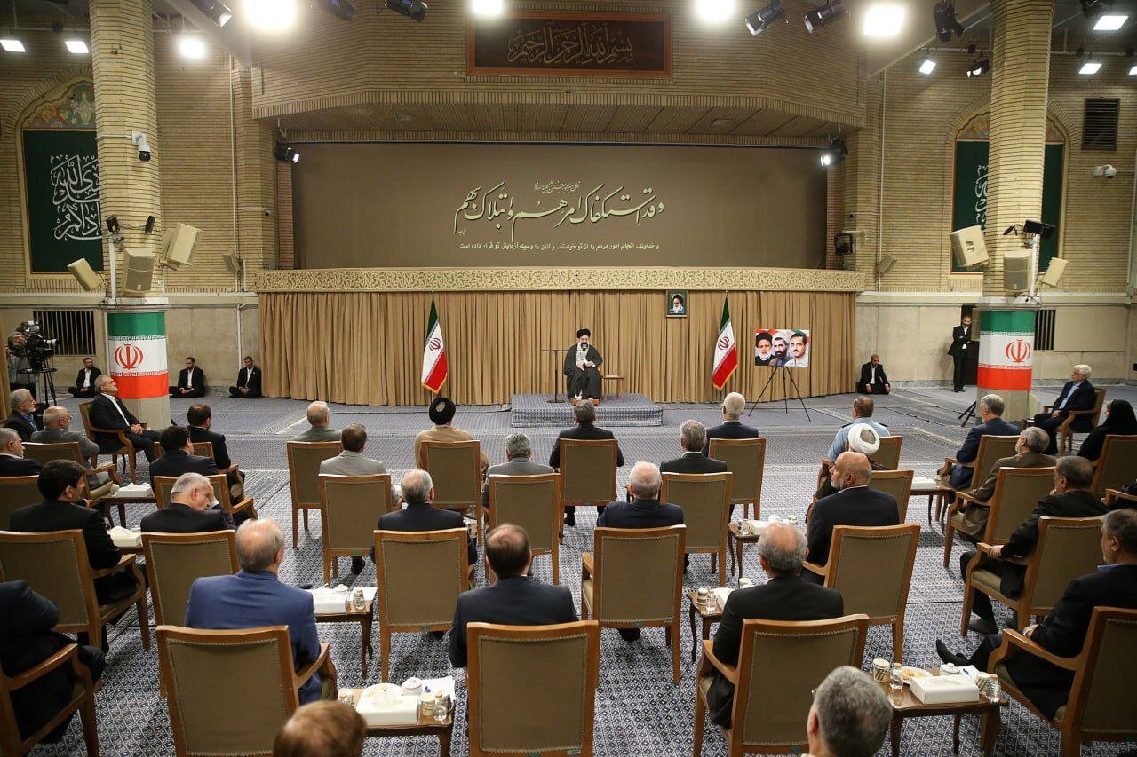 قدردانی رهبر انقلاب از دولت و رئیسجمهور: صاحبان قلم و بیان نقاط قوت را بیان کنند | ویدئو رئیسجمهور و اعضای دولت با رهبر انقلاب