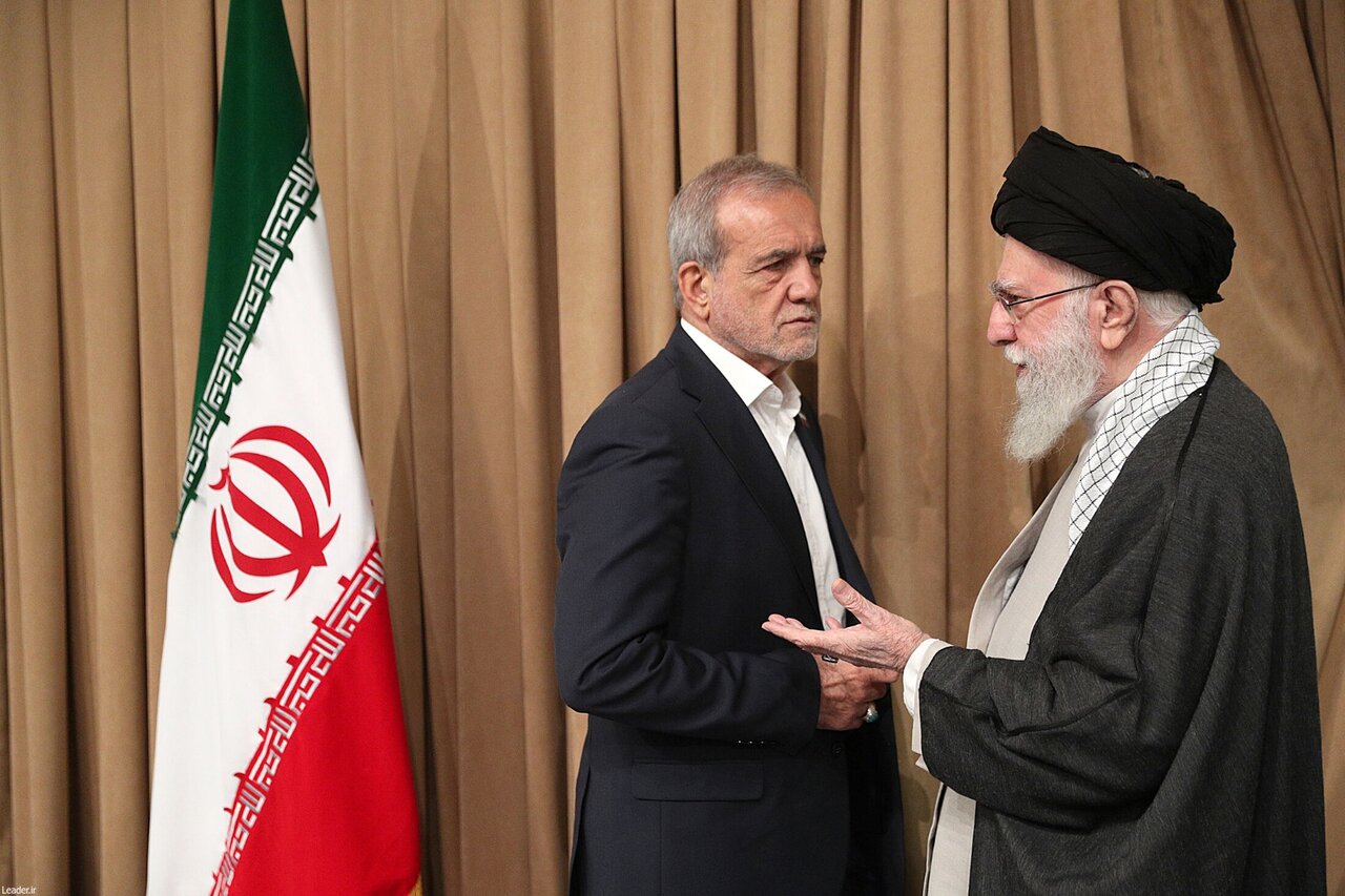 لحظاتی از گفت‌وگوی خصوصی رئیس‌جمهور با رهبر انقلاب