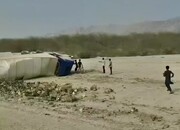 تصاویر وحشتناک واژگونی کامیون غول پیکر در ایران | لحظه بیرون کشیدن راننده از کابین را ببینید + فیلم