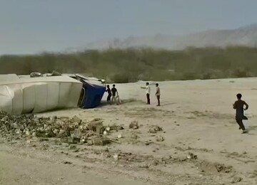 تصاویر وحشتناک واژگونی کامیون غول پیکر در ایران | لحظه بیرون کشیدن راننده از کابین را ببینید + فیلم